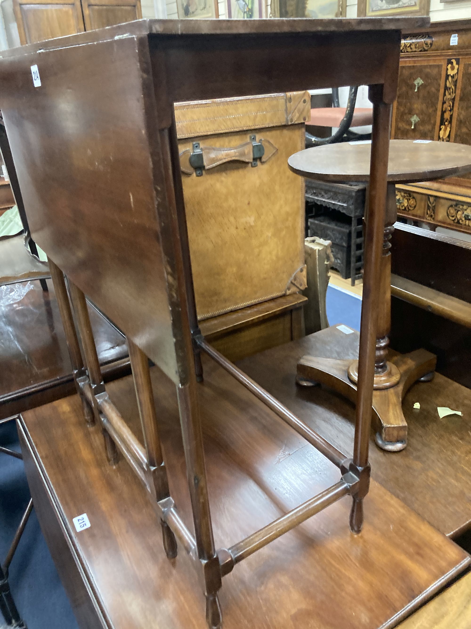 An Edwardian mahogany single drop flap spider table, width 60cm, depth 31cm, height 72cm